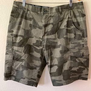 IRON Men’s Camo Cargo Shorts Size 38